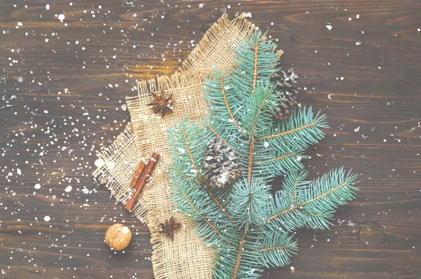 Decoración de Navidad con nieve cayendo. Concepto de vacaciones de Año Nuevo —  Fotos de Stock