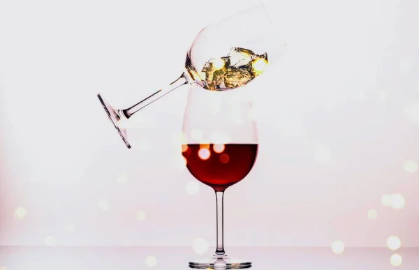 Δύο ποτήρια με κρασί σε λευκό απομονωμένο φόντο. Κλείσε. — Φωτογραφία Αρχείου