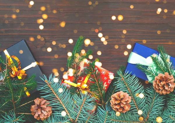 Cajas de regalo sobre fondo de madera. Decoración de Navidad. Vacaciones concep —  Fotos de Stock