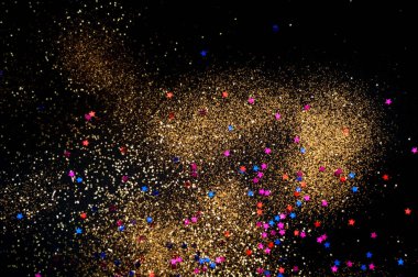 Konfeti ve altın parıltılı Noel arkaplanı. Bulanık 