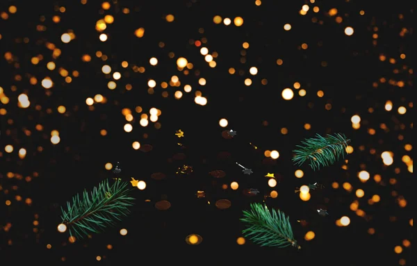 圣诞装饰与火花和松树枝条。 新年假期的概念。 模糊的效果。 顶部视图，复制空间 — 图库照片