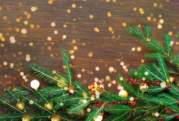 Guirlanda de Natal de ramos de abeto em fundo de madeira. Conceito de feriados de Ano Novo. Efeito desfocado. Vista superior, espaço de cópia — Fotografia de Stock