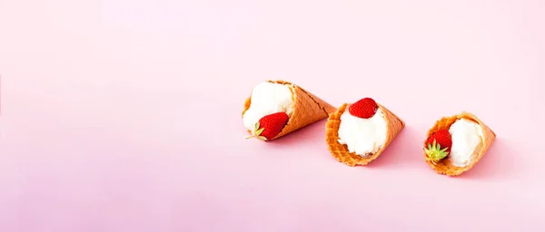 ピンクの背景に新鮮なイチゴとワッフルコーンのアイスクリーム 国民のアイスクリームの日19 7月やこんにちは夏のコンセプト クローズアップ 創造的なコピースペース — ストック写真