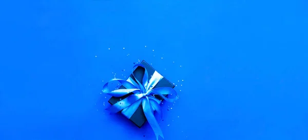 Caixa Presente Preto Fundo Azul Com Brilhos Conceito Festivo Espaço — Fotografia de Stock