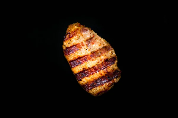 烤肉与香料在黑暗孤立的背景 复制空间 — 图库照片