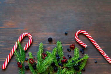 Ahşap arka planda dallar ve böğürtlenler. Ev yapımı Noel Dekorasyonu ya da bütçeli dekorasyon. Yakın plan.