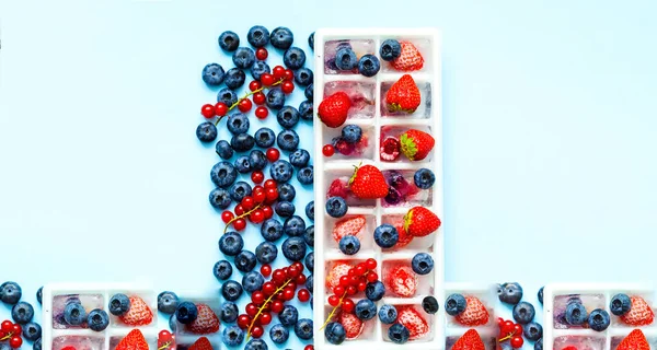 Frysta Produkter Frukt Och Bär För Hemlagad Mat Blå Bakgrund — Stockfoto