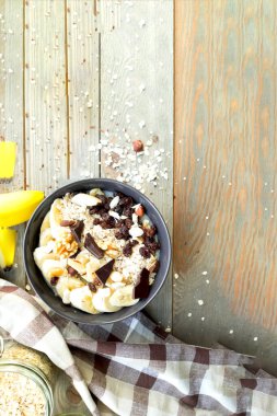 Renkli kahvaltı. Tahta arka planda meyveli yulaf ezmesi ve çikolata. Merhaba yaz konsepti. Tasarım için yaratıcı alan. Yakın plan.