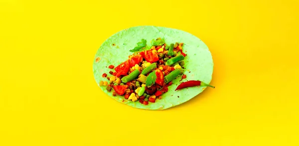 Spenót tortilla sárga háttér. Hagyományos étel a mexikói konyha. Kreatív tér a tervezéshez. — Stock Fotó