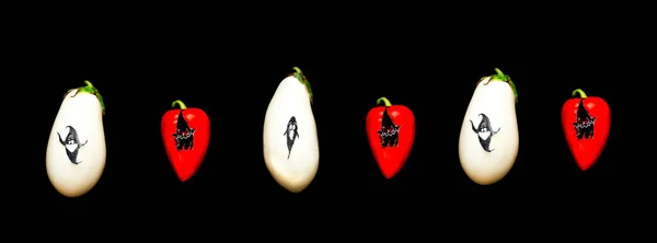 Melanzane Bianche Peperone Rosso Con Figure Carta Halloween Sfondo Nero — Foto Stock