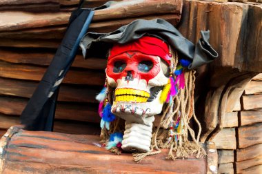 Ahşap arka planda dekoratif kafatası. Cadılar Bayramı dekoru mu yoksa Azizler Günü mü? Tasarım için yaratıcı alan. Moda minimalizmi.