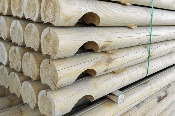 Wooden balk, timber, beam and building material stacked at construction site. Wooden planks, lining, boards for construction works in the sawmill. Construction of a wooden house — Stock Image Wooden Balk Timber Beam Building Material Stacked Construction Site Wooden Stock Photo