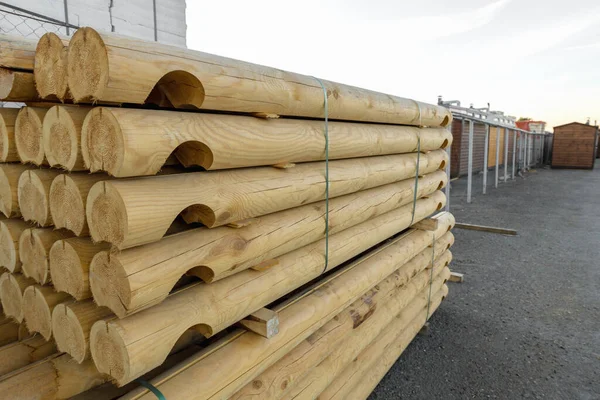 Wooden balk, timber, beam and building material stacked at construction site. Wooden planks, lining, boards for construction works in the sawmill. Construction of a wooden house — Stock Image Wooden Balk Timber Beam Building Material Stacked Construction Site Wooden Stock Image