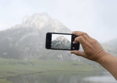 bir dağın cep telefonu ile fotoğraf çekimi