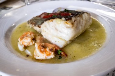 Karides ve istiridye ile hake çanak