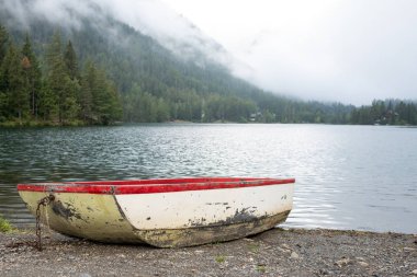 bir göl kenarında eski tekne