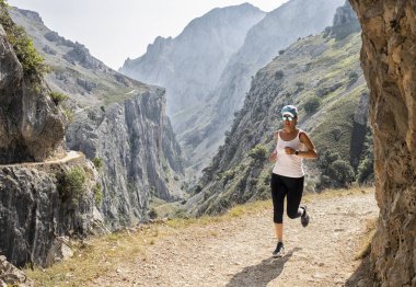 gülümseyen ve bir kap giyen çocuk birkaç