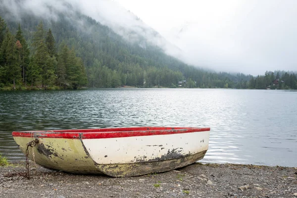 bir göl kenarında eski tekne