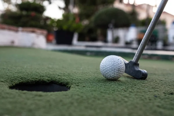 Golfklubb Golf Ball Och Hål Ett Minigolf Fält — Stockfoto