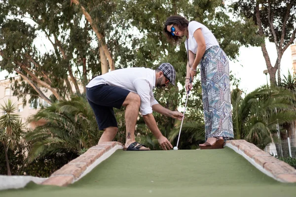 kadın için golf dersi veriyor adam