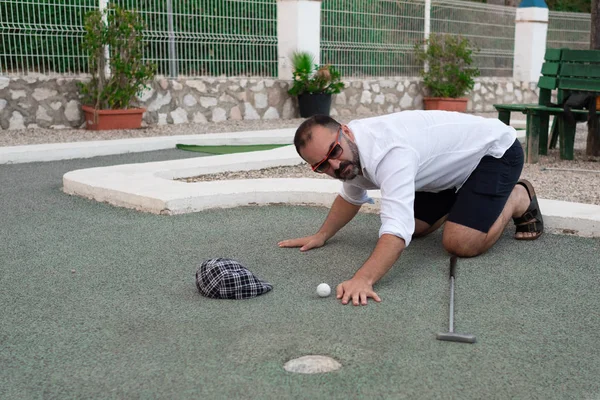 Golf topu sopa ile el atmadan önce görünen adam