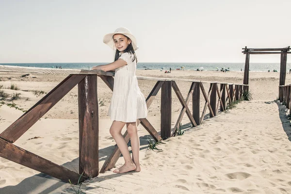 Malá Holčička Kloboukem Opřený Dřevěné Zábradlí Pláži — Stock fotografie