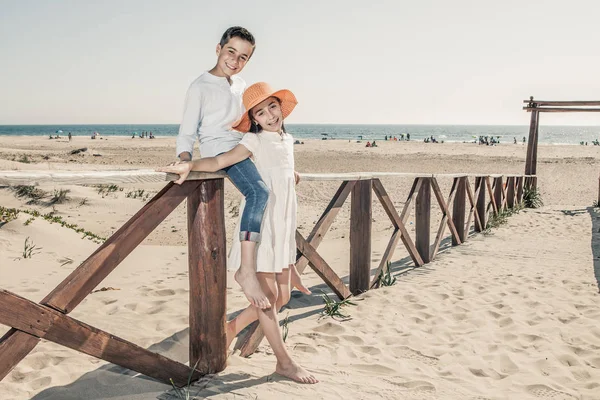 Děti Dřevěné Zábradlí Břehu Moře — Stock fotografie