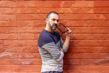 adam bir gözlük içinde onun ağız önünde kırmızı bir duvar ile ayakta