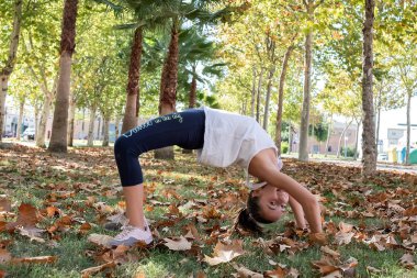 küçük kız bir parkta köprü yapma