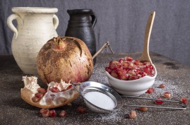 nar meyve şekerli meyve ve vazo içinde belgili tanımlık geçmiş parçası çevrili tahta kaşıkla Kupası