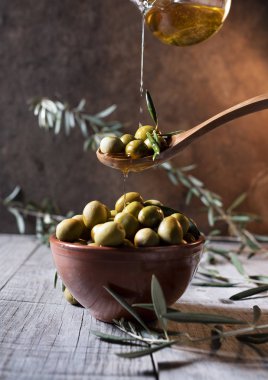 tahta kaşık kase içinde yağ boşaltma zeytin