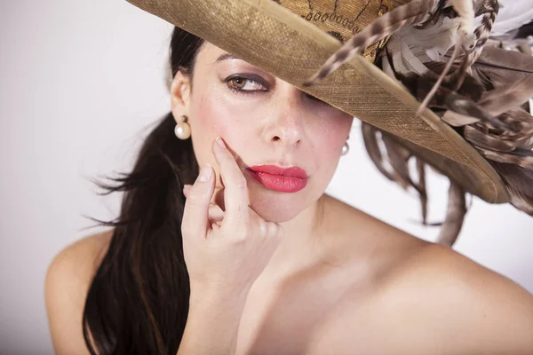 Tüy şapka, eldiven ve kırmızı dudaklar ile güzel bir kadın. Retro moda