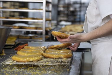 tepside kek yerleştirerek esnaf pasta şefi