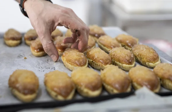 Pastelero Artesano Colocando Pastel Bandeja — Foto de Stock