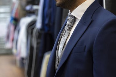 Mavi düğün elbise ile poz damat