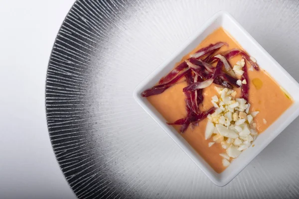 Tazza di salmorejo con prosciutto e uovo visto dall'alto — Foto Stock