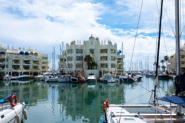 Benalmadena, Malaga, İspanya. 8 Mayıs 2019. Liman Marina tekneler ilerlemiş