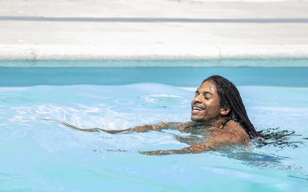 黑人非洲裔美国人与恐怖锁在游泳池游泳. — 图库照片