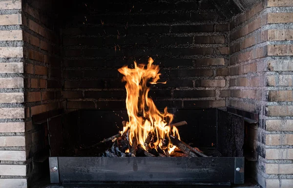 Горящий огонь для барбекю внутри кирпичных стен — стоковое фото