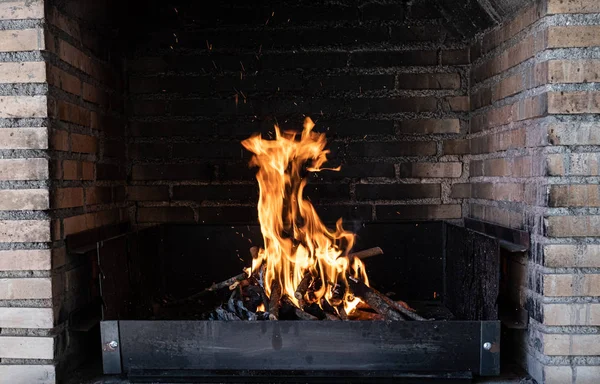 tuğla duvarlar içinde bir barbekü için yanan yangın