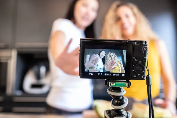 Çinli kız ve beyaz kız blog için mutfakta bir video çekim