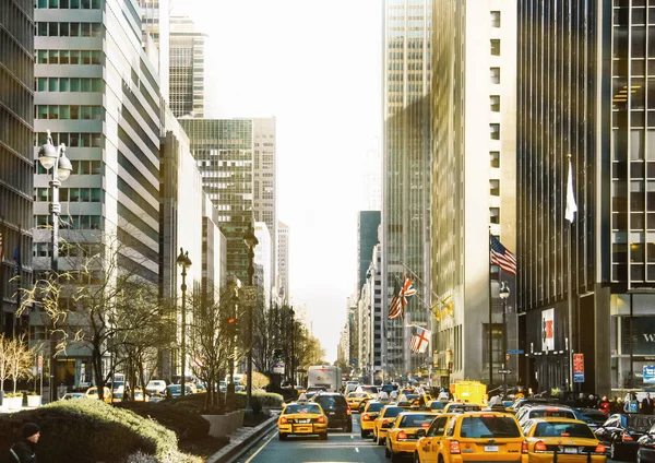 New York, États-Unis. Février 2009. Avenue avec circulation automobile et taxis à Manhattan — Photo