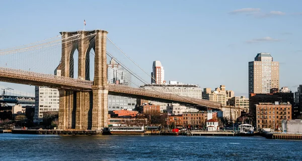 New York, ABD. Şubat 2009. Brooklyn Day Köprüsü 'nün panoramik manzarası.