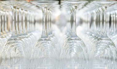 Cam bardaklar sırayla dizilmiş. Festival ve yıldönümü konsepti