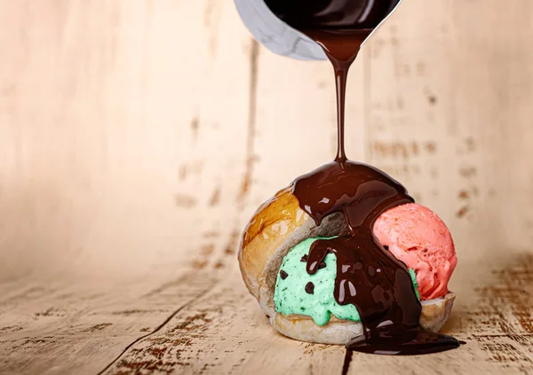 Клубничный Мятный Шарик Мороженым Внутри Булочки Молоком Жидким Шоколадом — стоковое фото