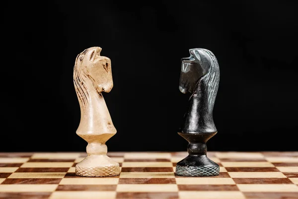 Фигуры Рыцарей Стоящих Лицом Друг Другу Шахматной Доске Черном Фоне — стоковое фото