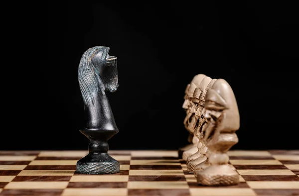 Шахматные Фигуры Стоящие Лицом Рыцарю Шахматной Доске — стоковое фото