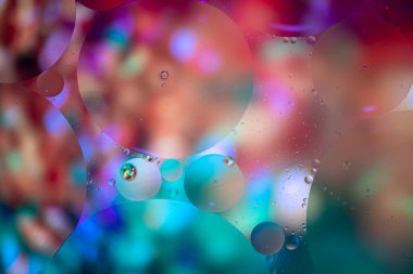 Canlı renklere sahip soyut bir arkaplan. Yağ suya düşer. Renkli ve sanatsal baloncukları kapatın. Boşluk deseni.