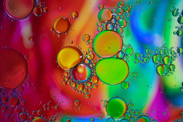 Canlı renklere sahip soyut bir arkaplan. Yağ suya düşer. Renkli ve sanatsal baloncukları kapatın. Boşluk deseni.