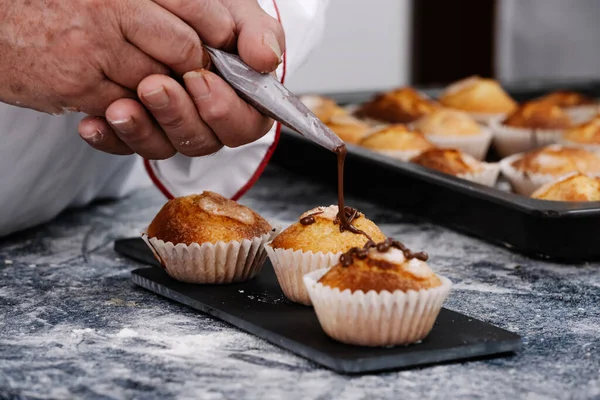 Primer Plano Las Manos Panadero Poner Chocolate Magdalenas — Foto de Stock